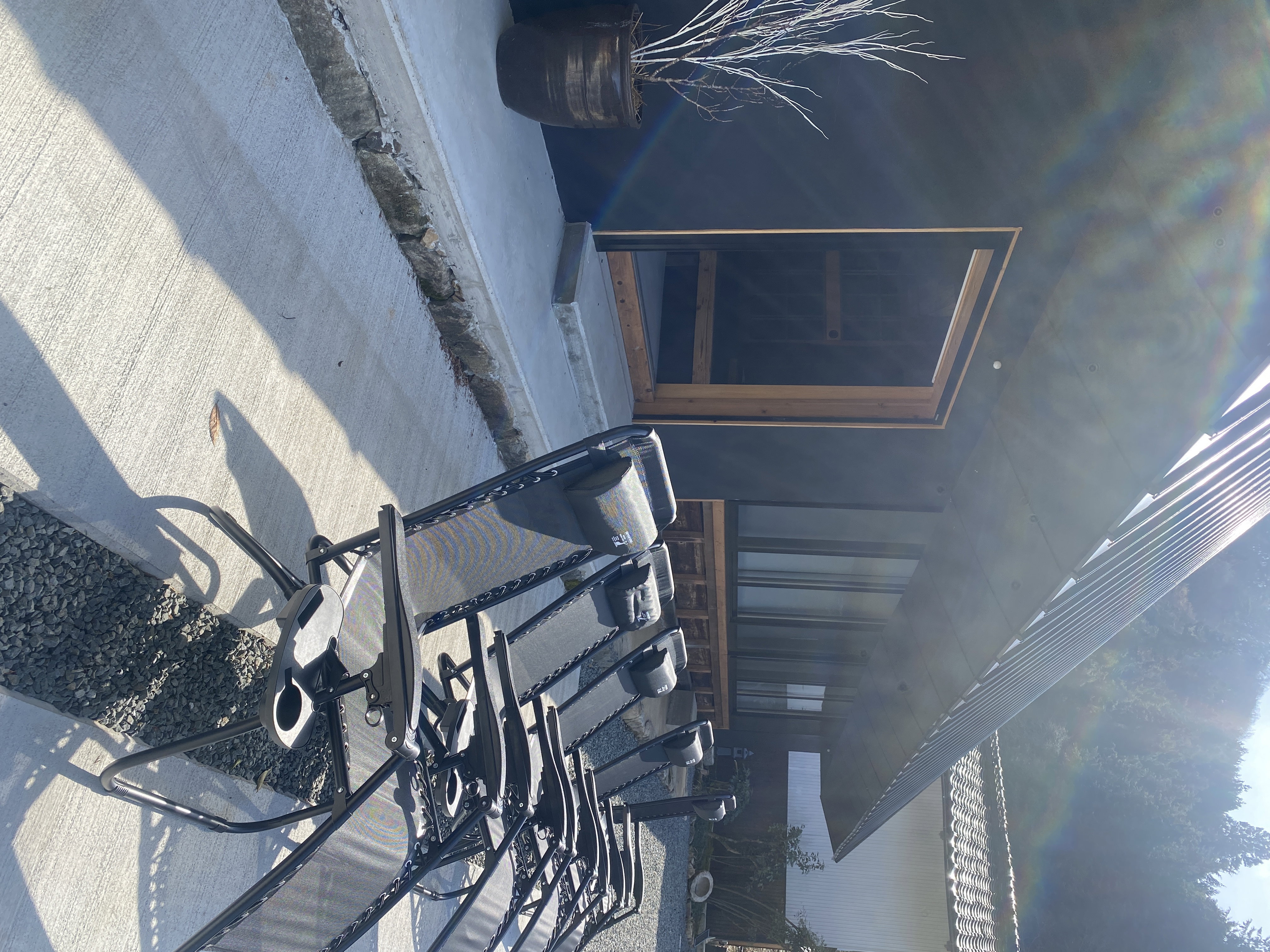 In the garden | Taking a break between the wind and the sky.