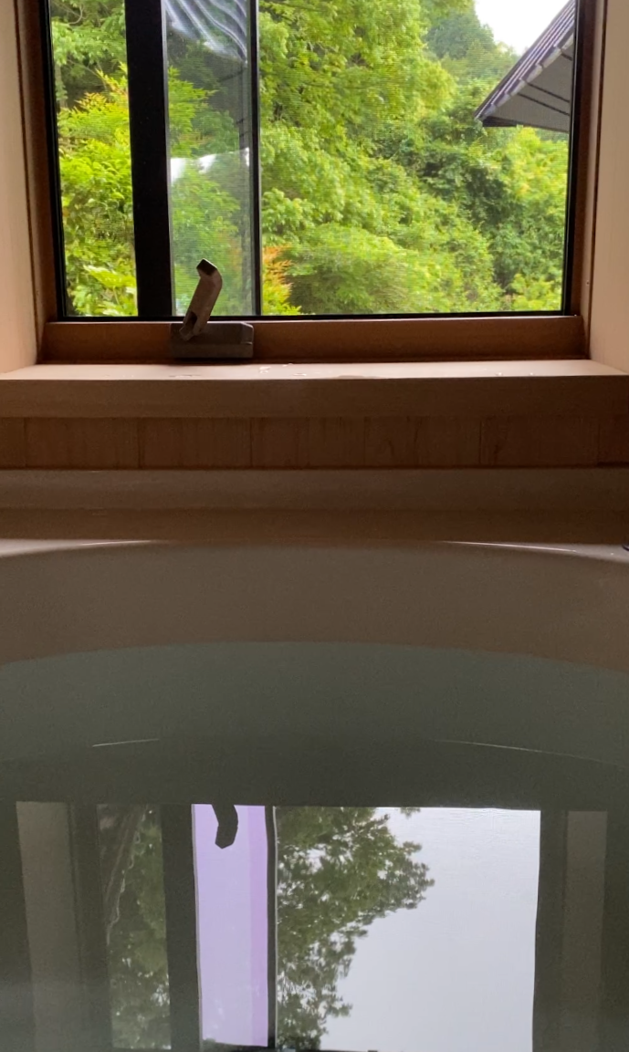 Enjoy a bath surrounded by the wind and sunlight of the four seasons