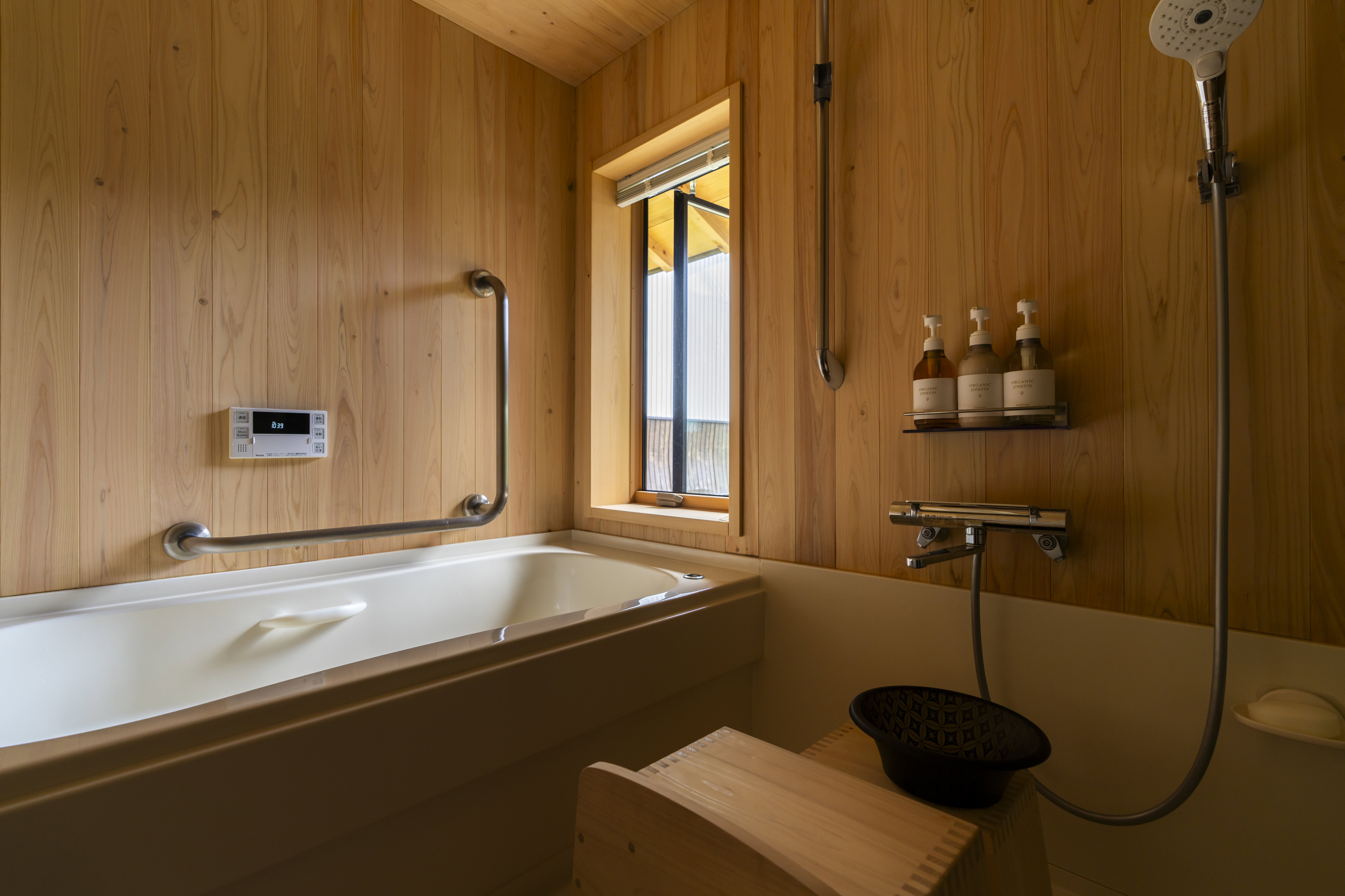 Enjoy a bath surrounded by the wind and sunlight of the four seasons