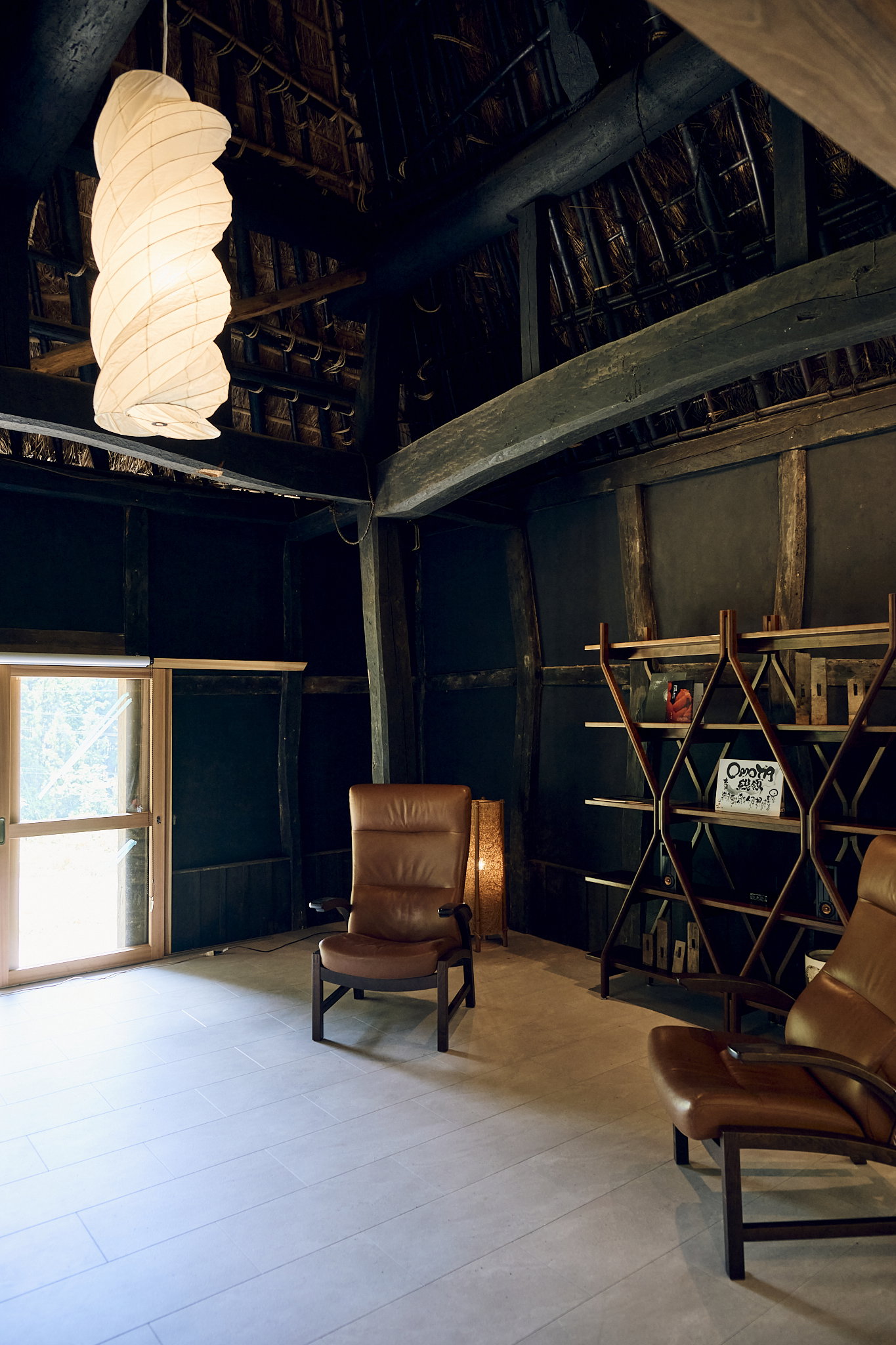 Inside OMOYA | Surrounded by light and shadow, wood and earth