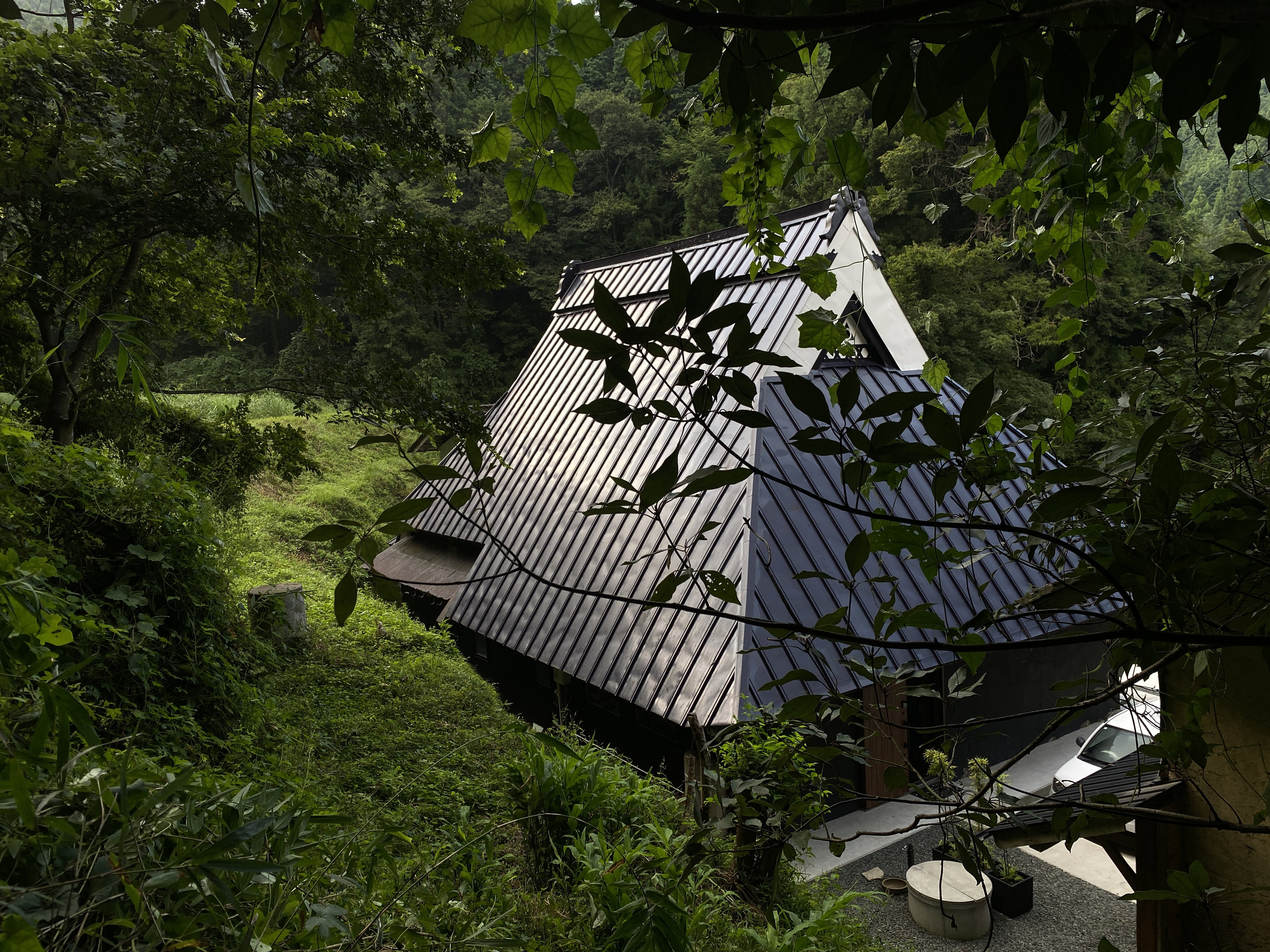 Filled with nature, it softens and harmonizes both inside and out.