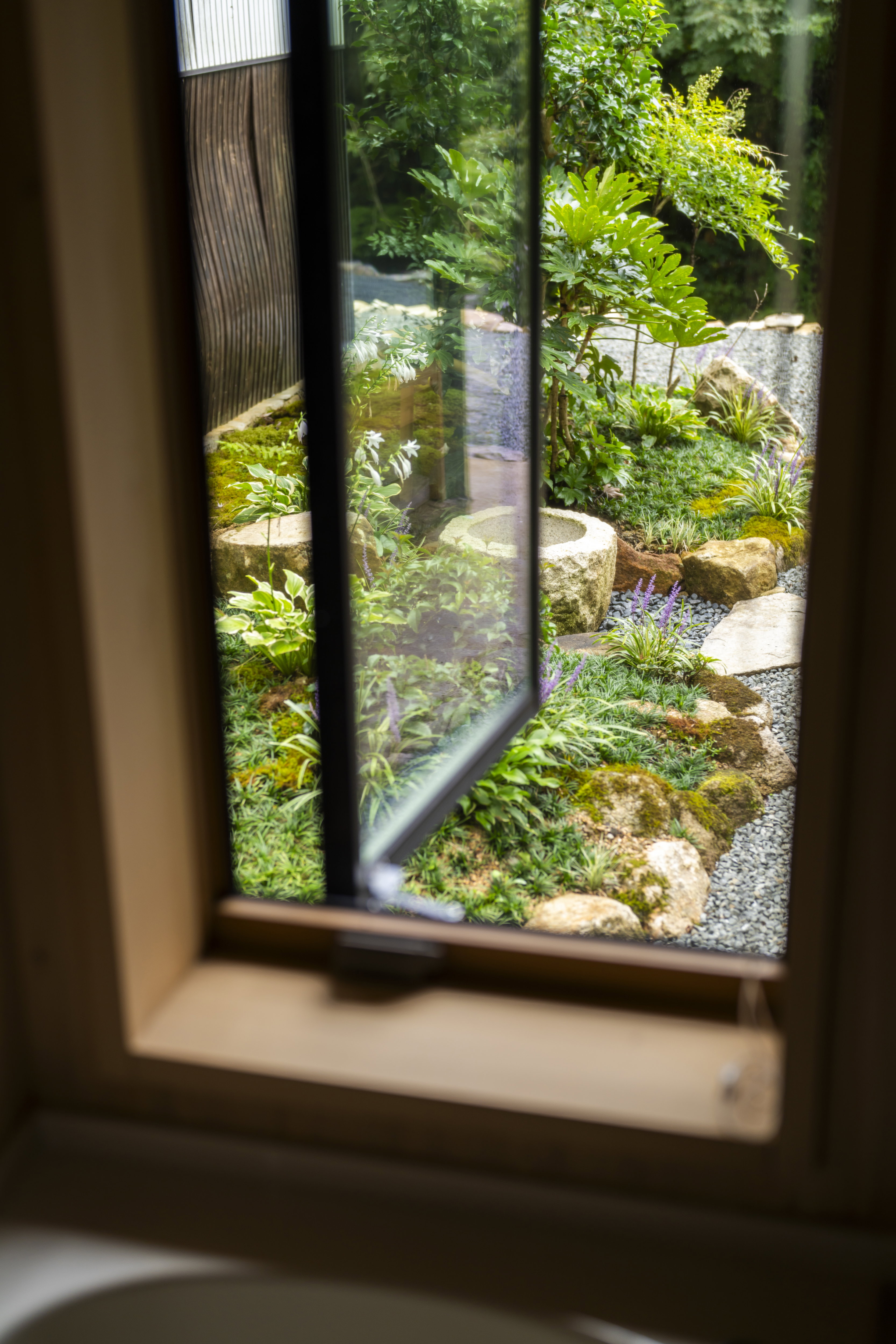Enjoy a bath surrounded by the wind and sunlight of the four seasons