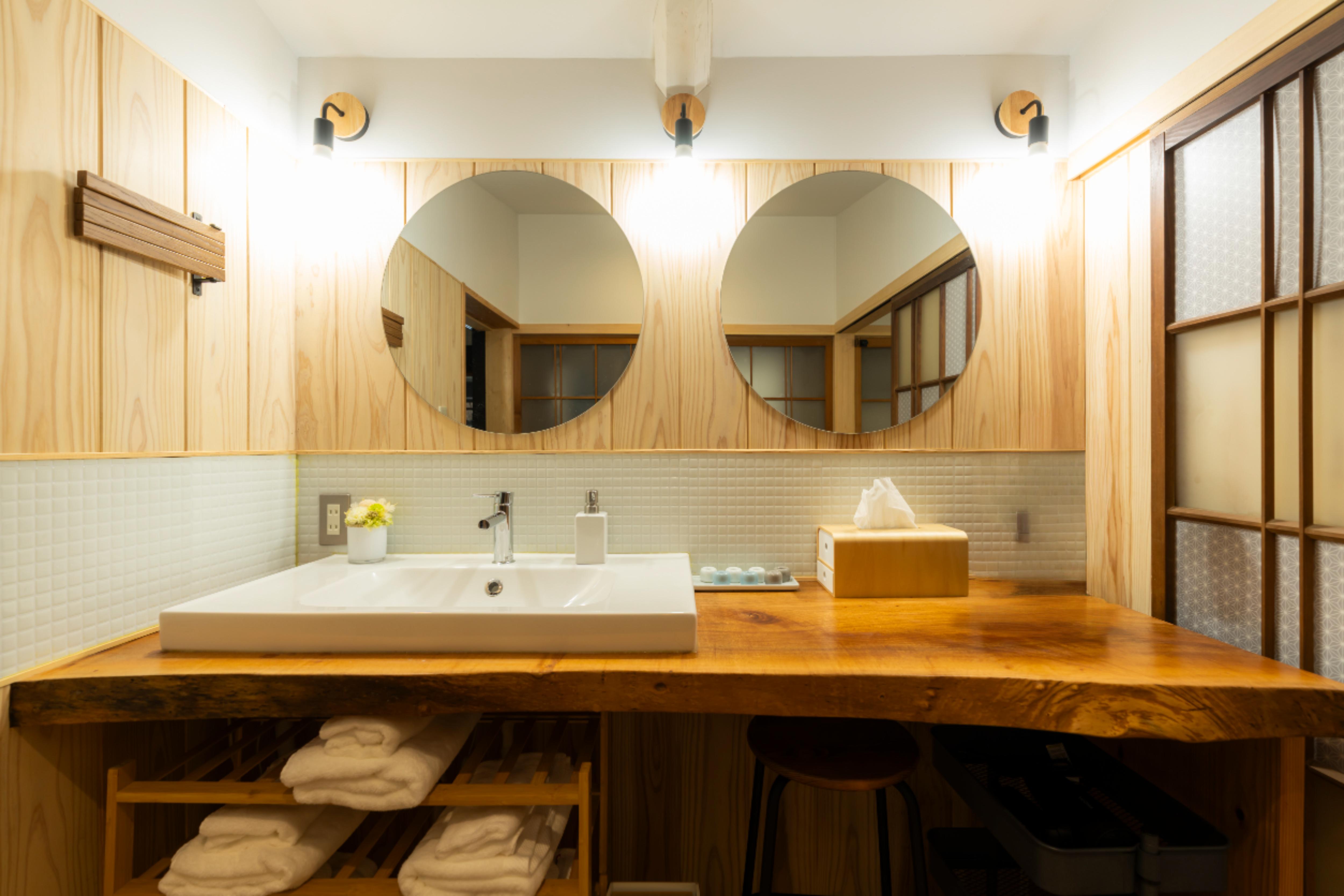 Enjoy a bath surrounded by the wind and sunlight of the four seasons