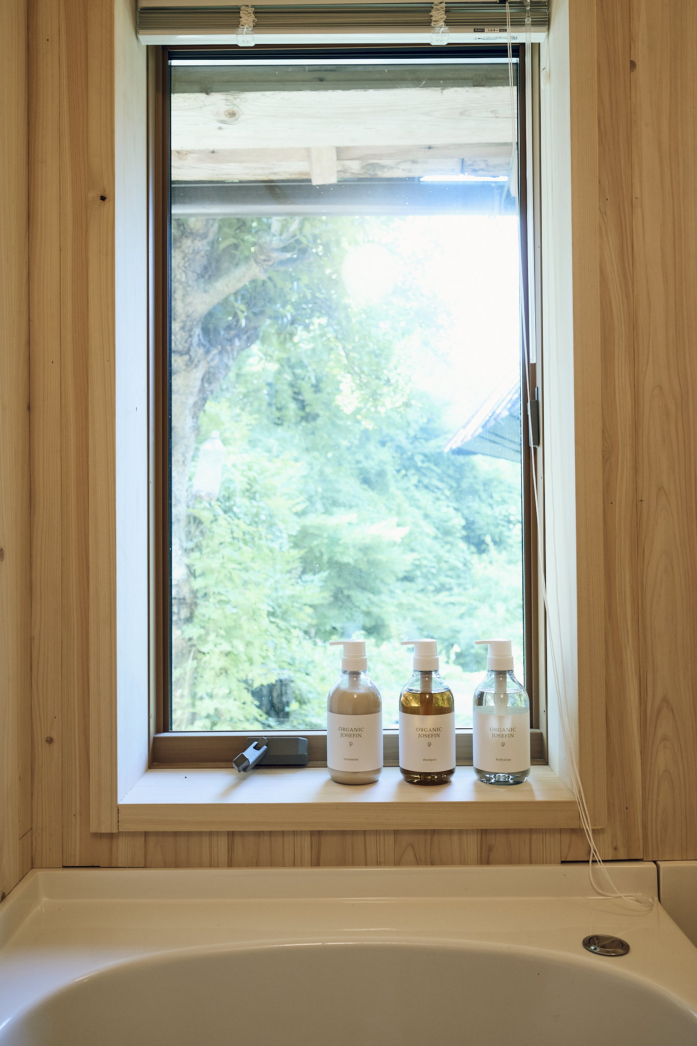 Enjoy a bath surrounded by the wind and sunlight of the four seasons