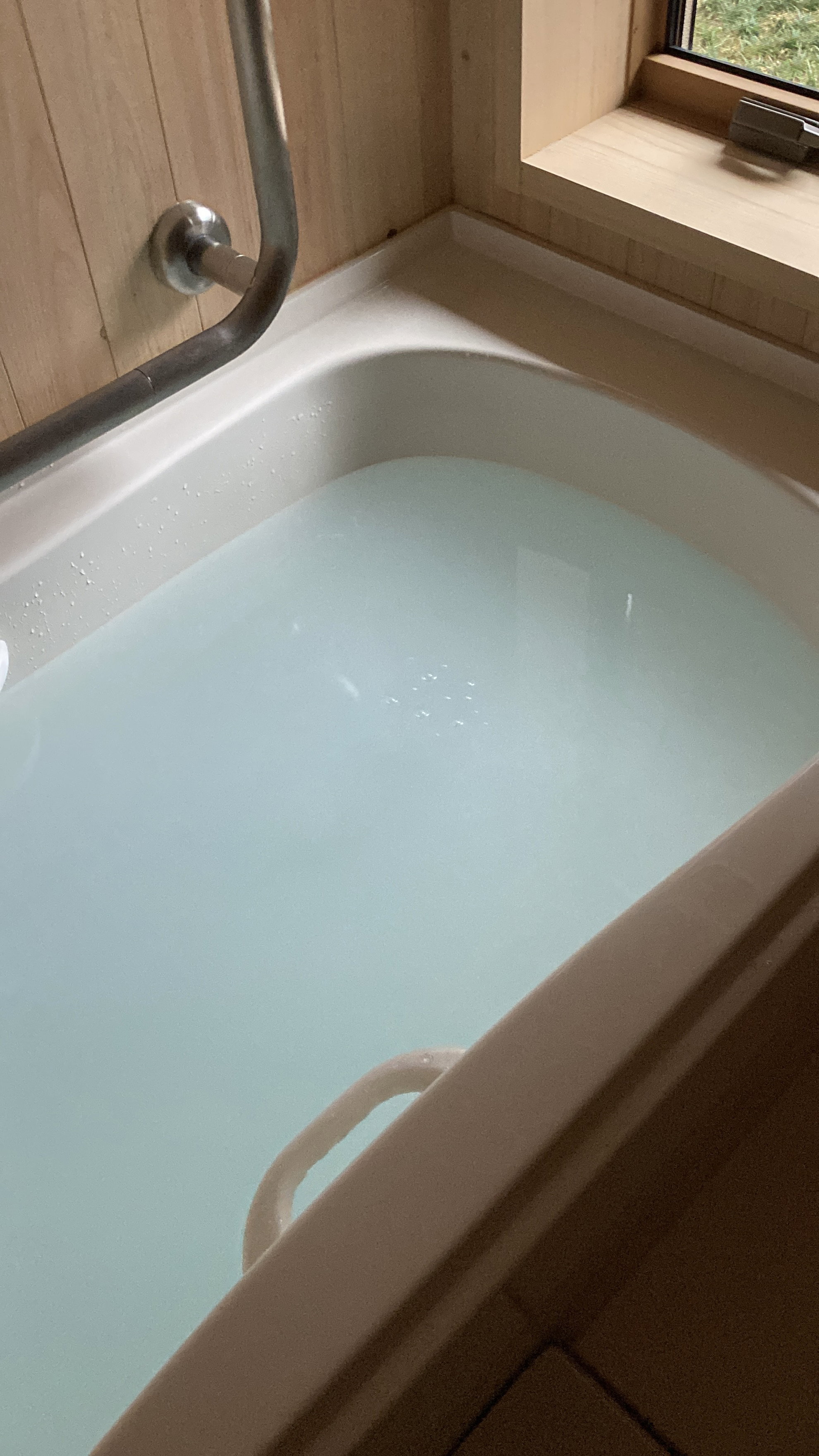 Filled with nature, it softens and harmonizes both inside and out.