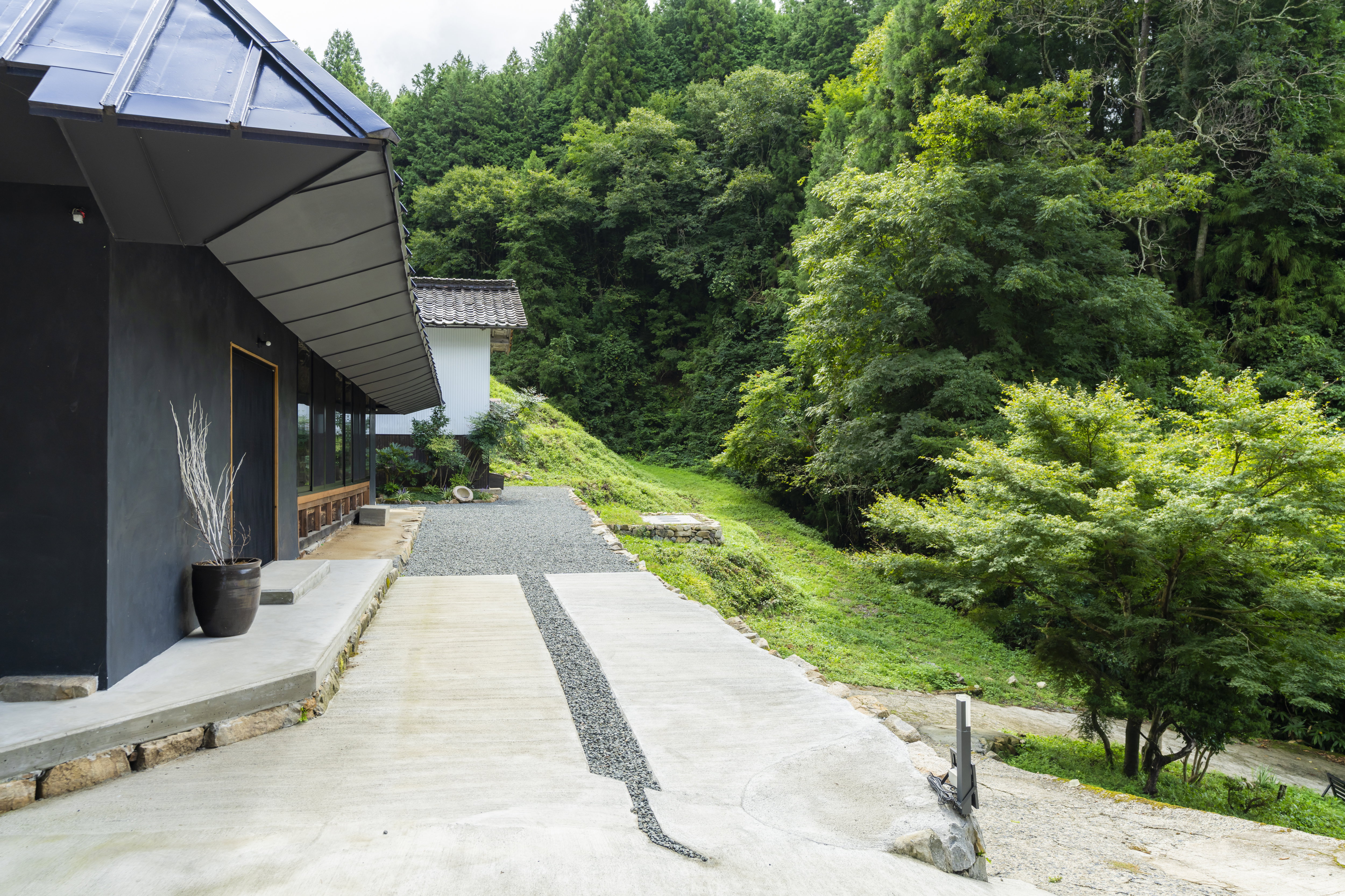 Filled with nature, it softens and harmonizes both inside and out.