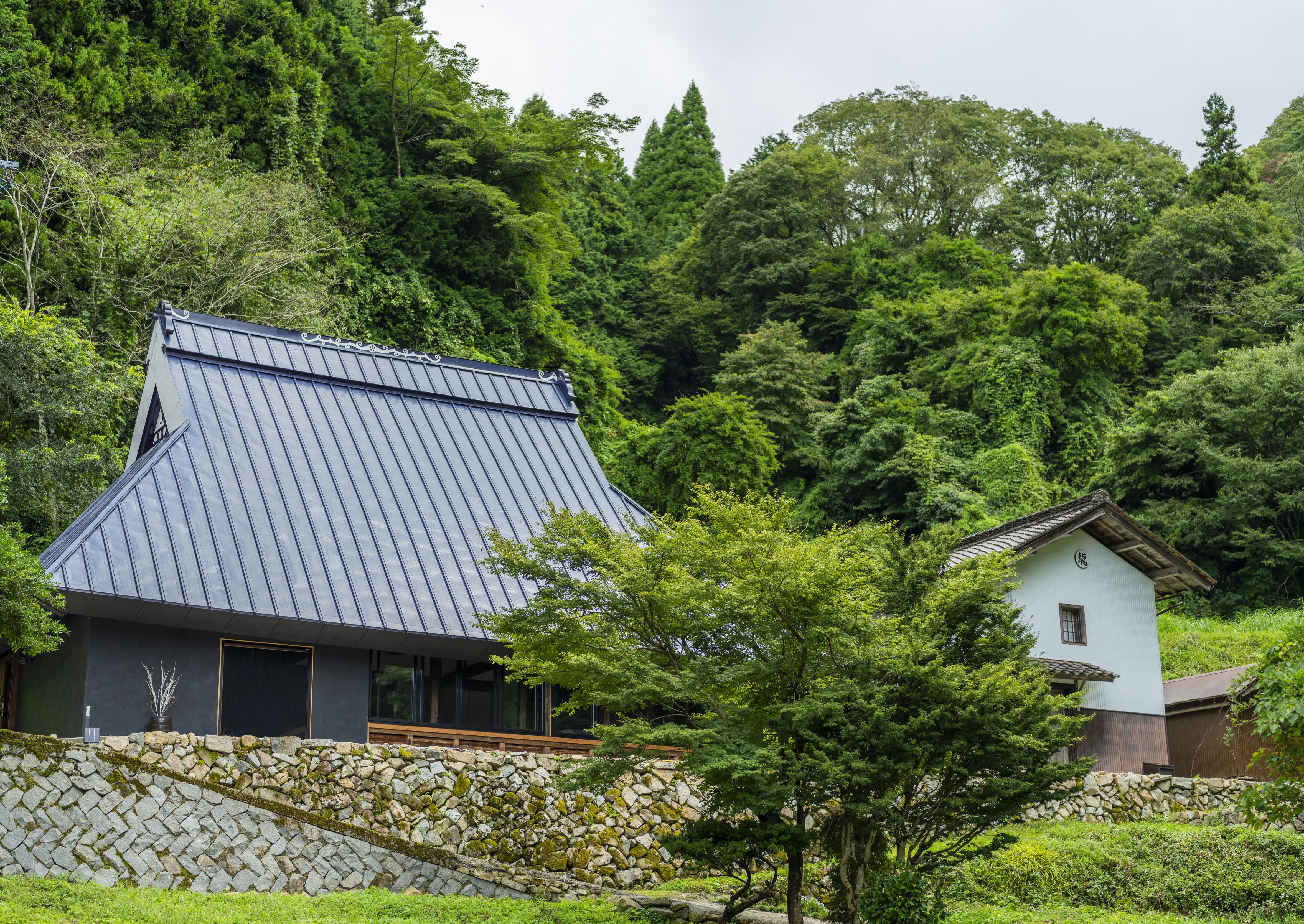 Filled with nature, it softens and harmonizes both inside and out.