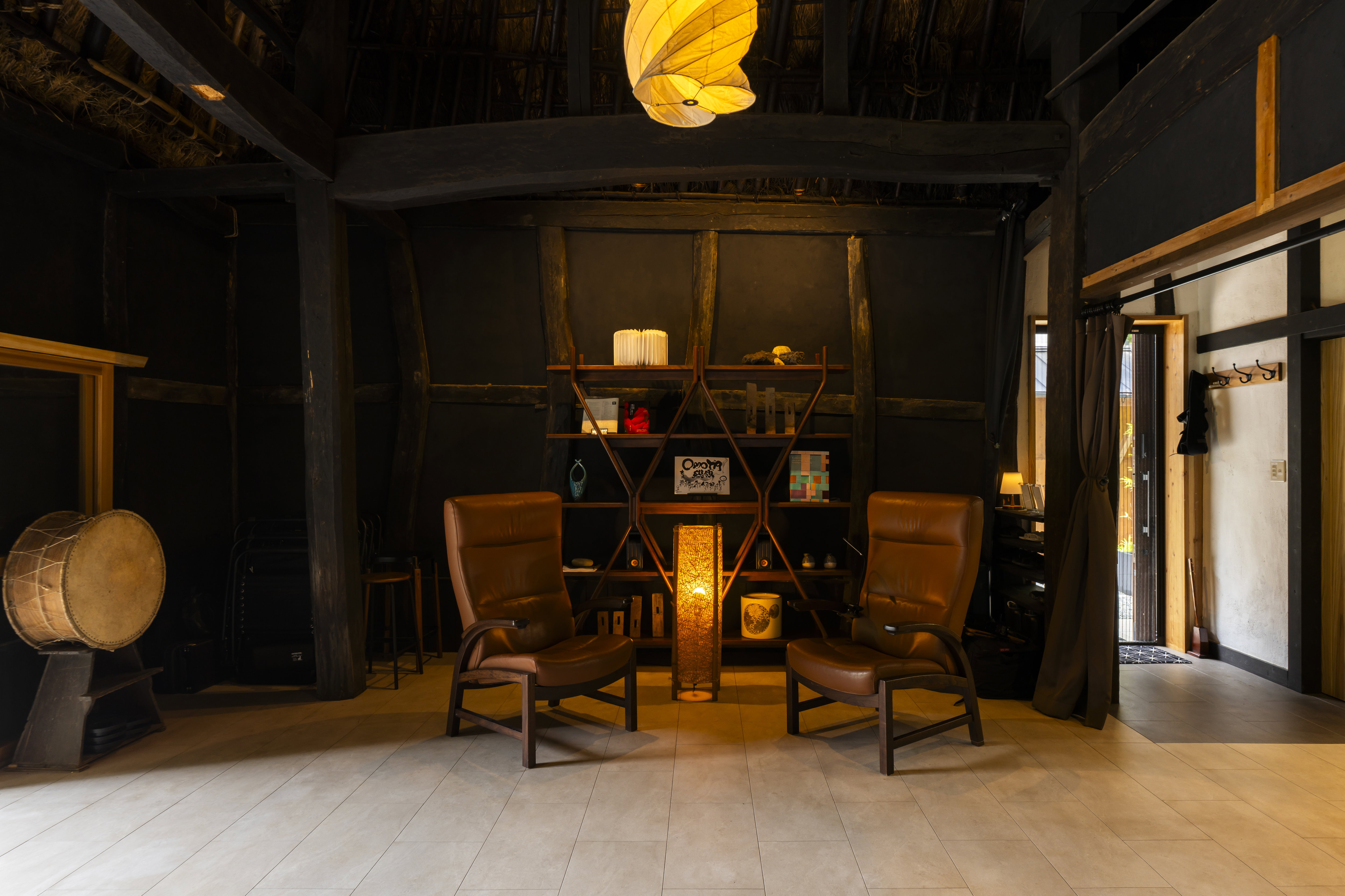 Inside OMOYA | Surrounded by light and shadow, wood and earth