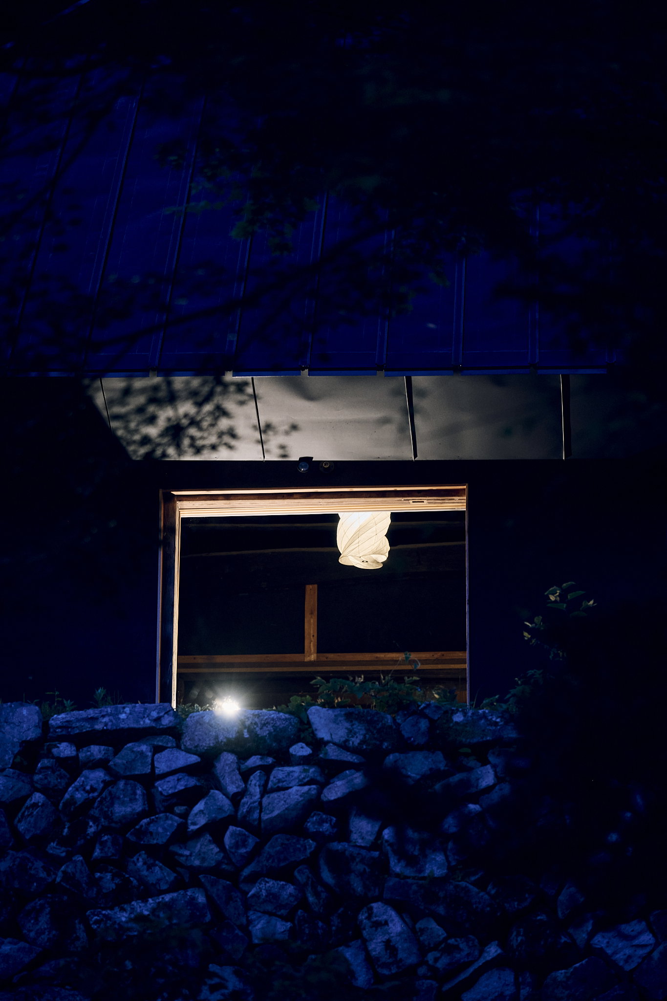 Under the stars | As the night deepens quietly