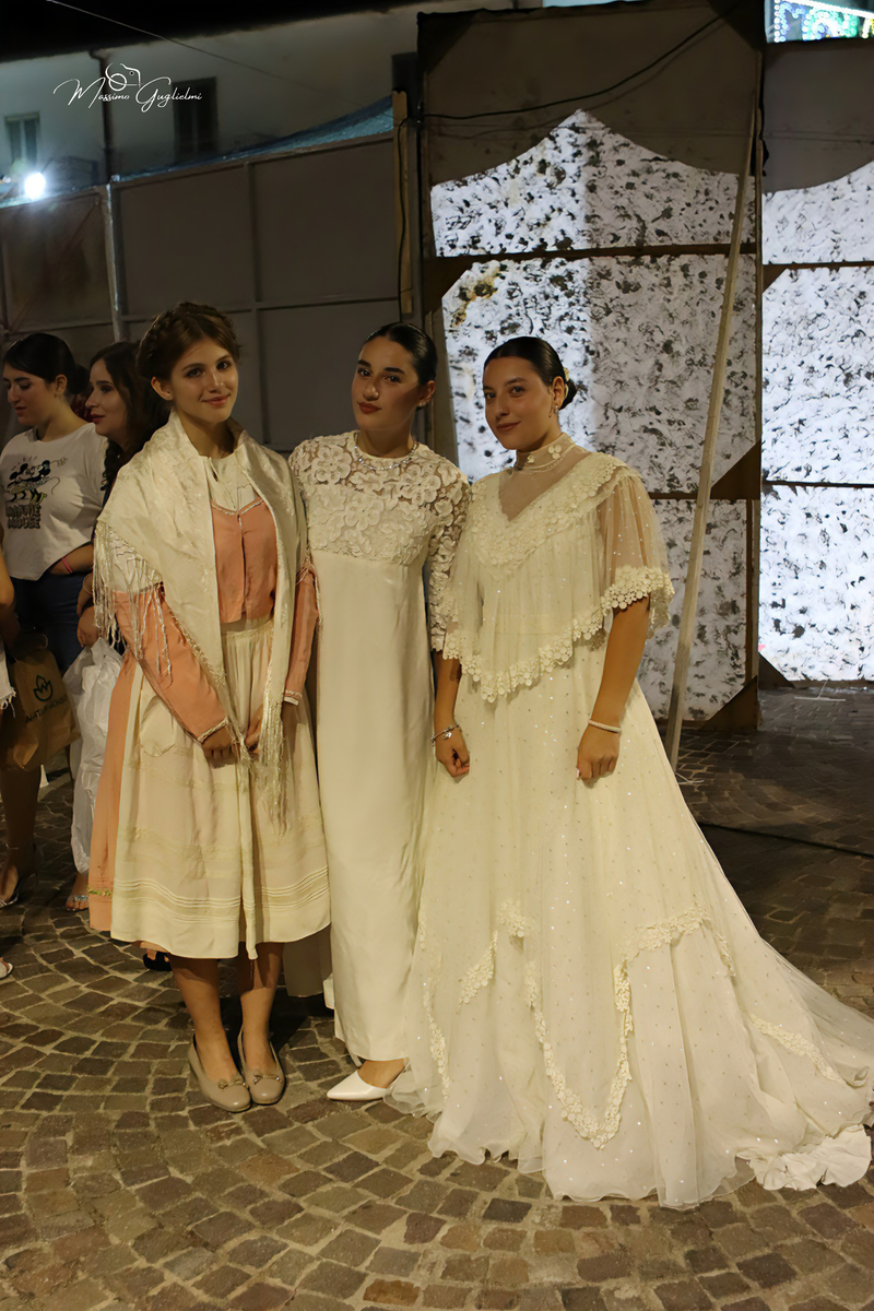 Un viaggio meraviglio tra abiti e modelle incredibili