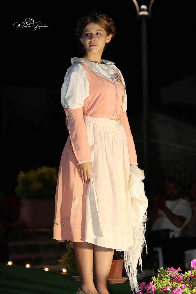 Un viaggio meraviglio tra abiti e modelle incredibili