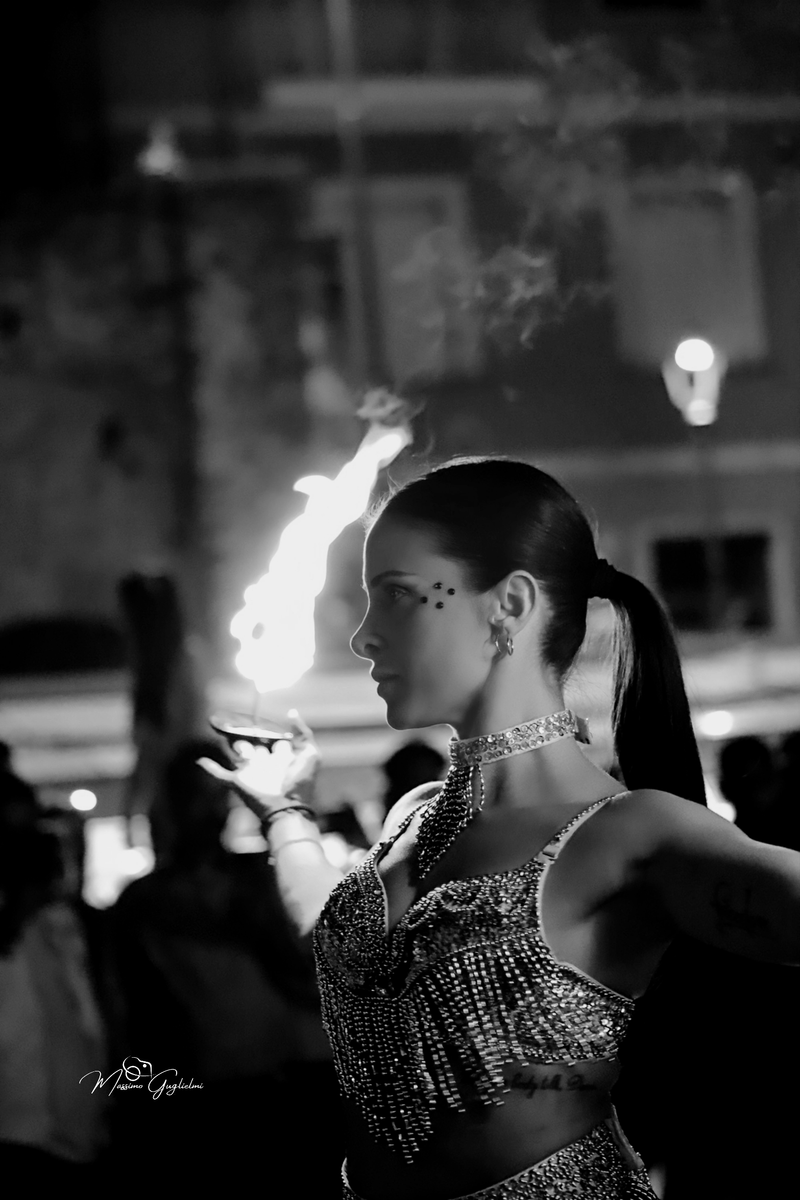 Energia, allegria, musica, cibo e una camminata per le vie della citta'