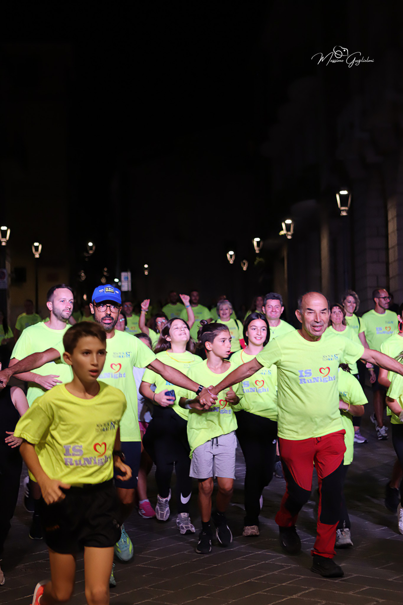 Energia, allegria, musica, cibo e una camminata per le vie della citta'