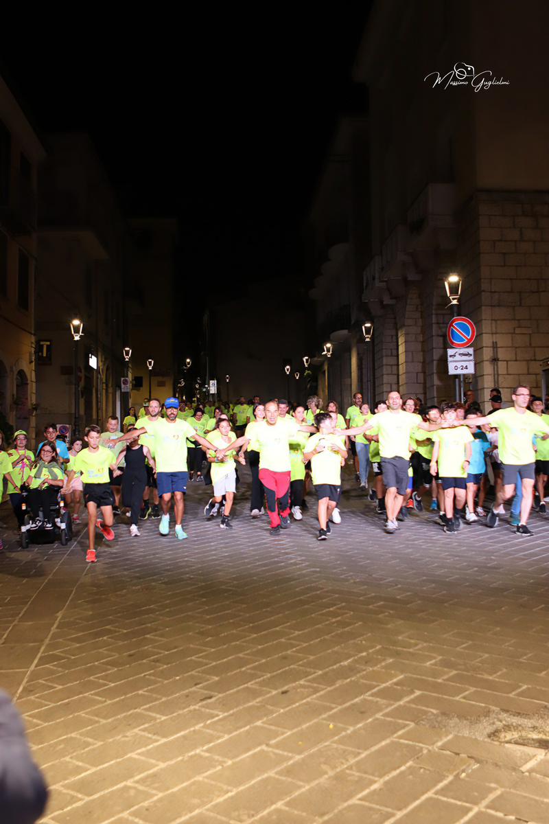 Energia, allegria, musica, cibo e una camminata per le vie della citta'