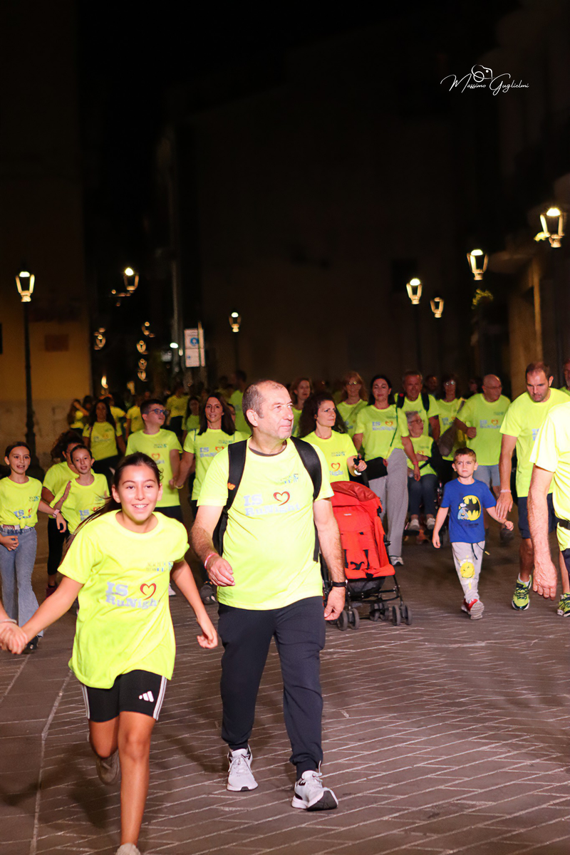 Energia, allegria, musica, cibo e una camminata per le vie della citta'