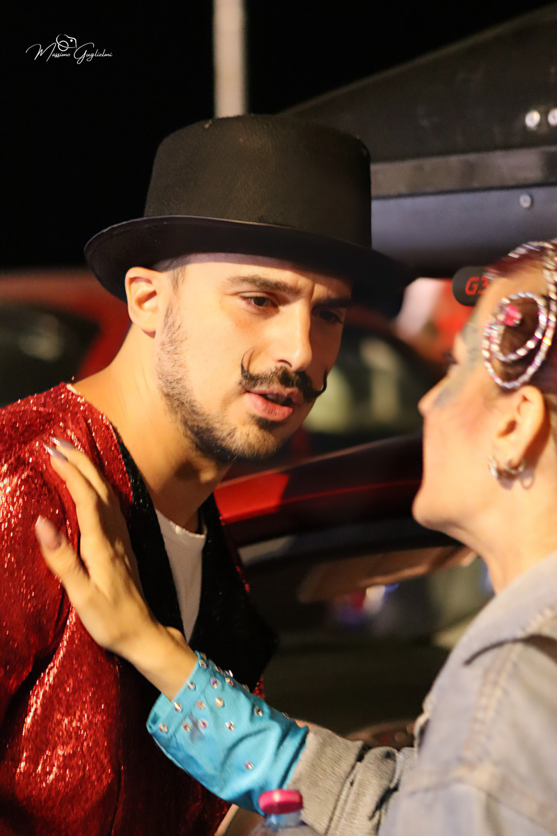 Energia, allegria, musica, cibo e una camminata per le vie della citta'