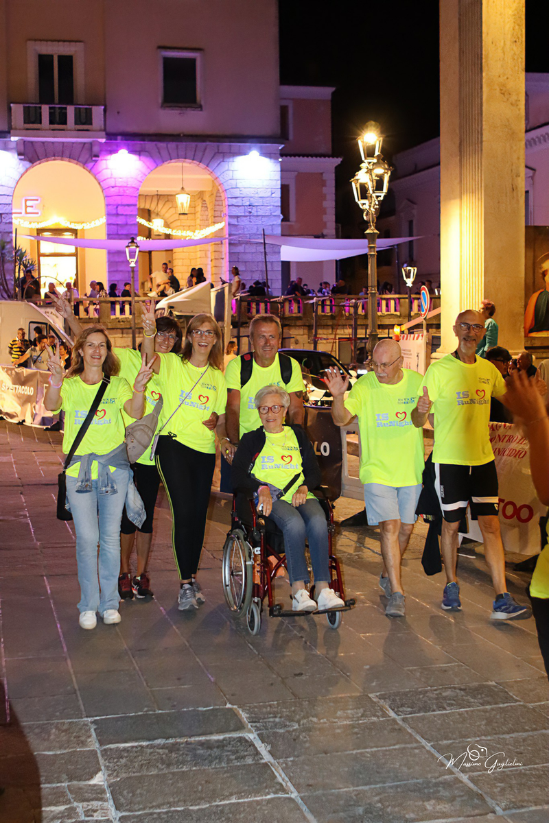 Energia, allegria, musica, cibo e una camminata per le vie della citta'