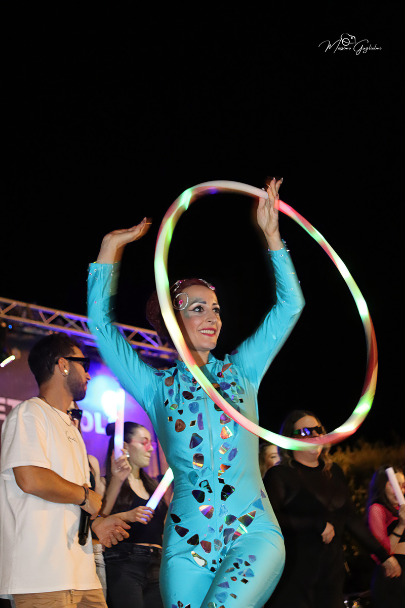 Energia, allegria, musica, cibo e una camminata per le vie della citta'