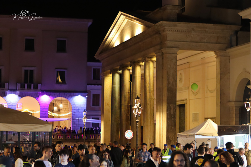 Energia, allegria, musica, cibo e una camminata per le vie della citta'