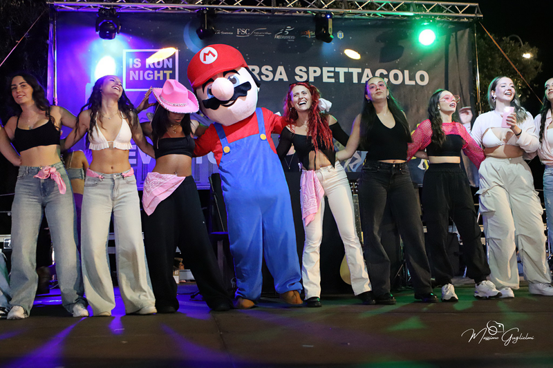 Energia, allegria, musica, cibo e una camminata per le vie della citta'