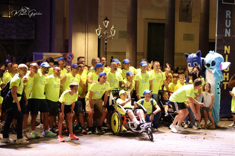 Energia, allegria, musica, cibo e una camminata per le vie della citta'