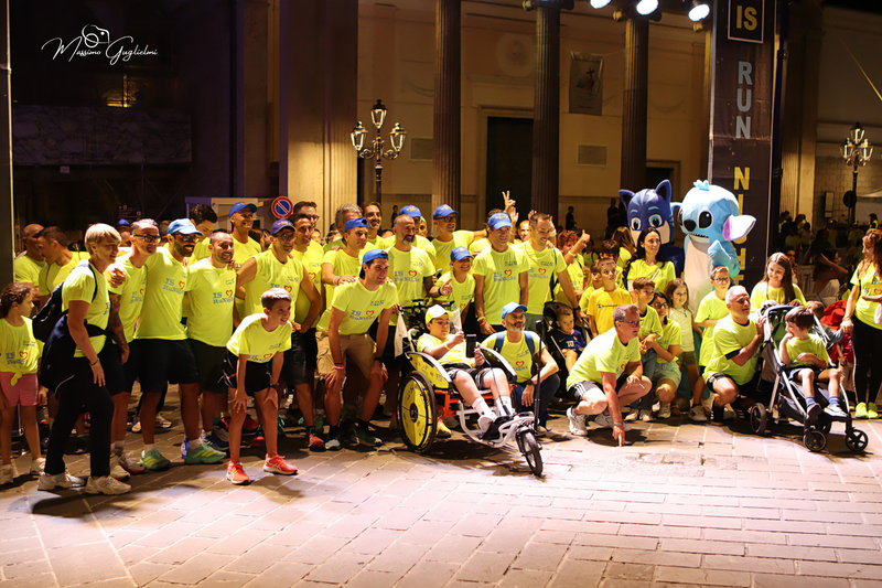 Energia, allegria, musica, cibo e una camminata per le vie della citta'