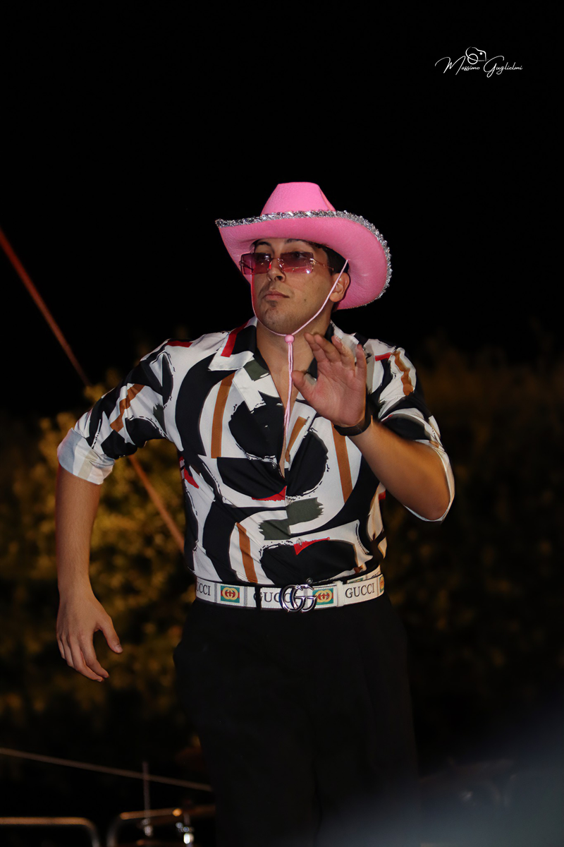 Energia, allegria, musica, cibo e una camminata per le vie della citta'