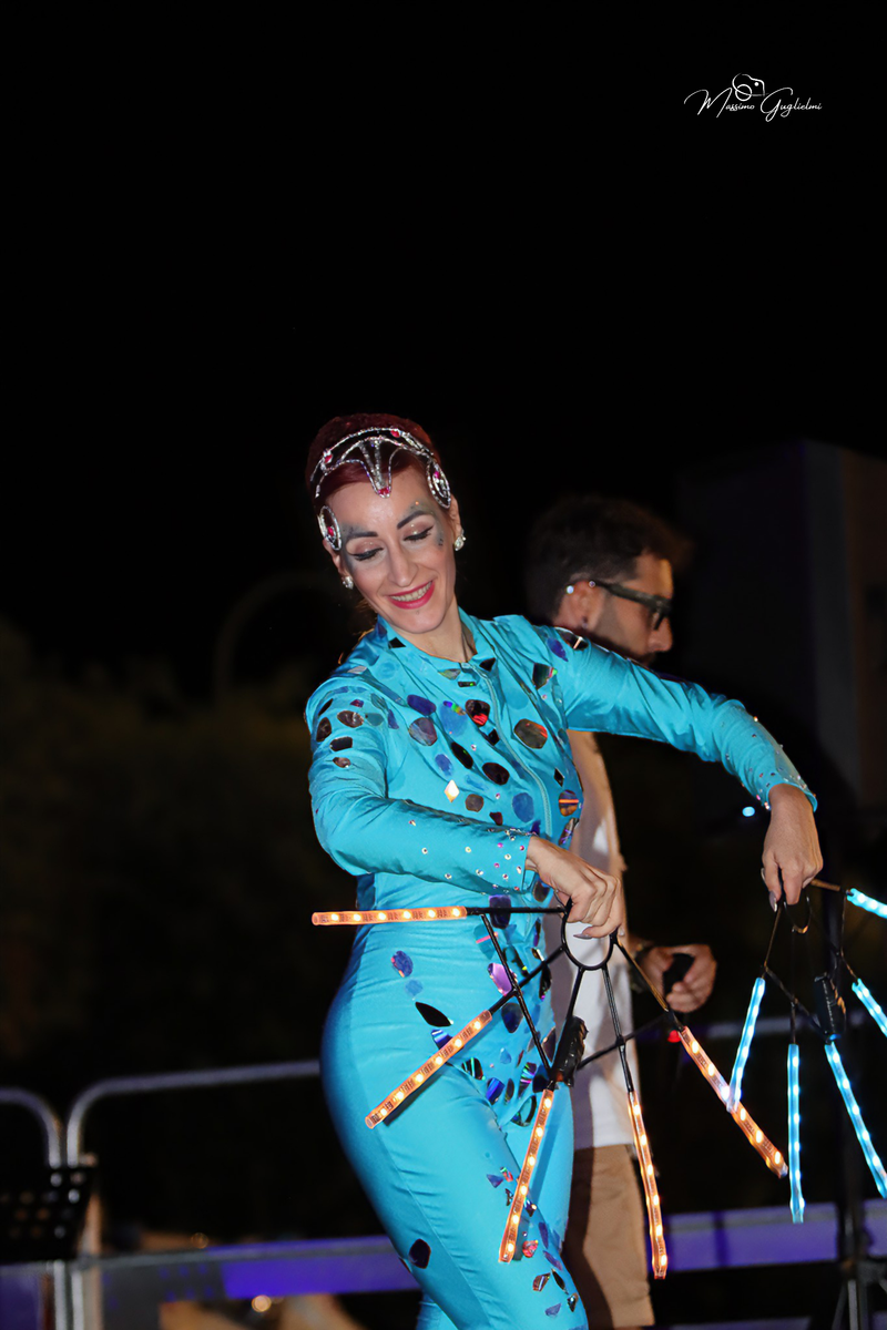 Energia, allegria, musica, cibo e una camminata per le vie della citta'