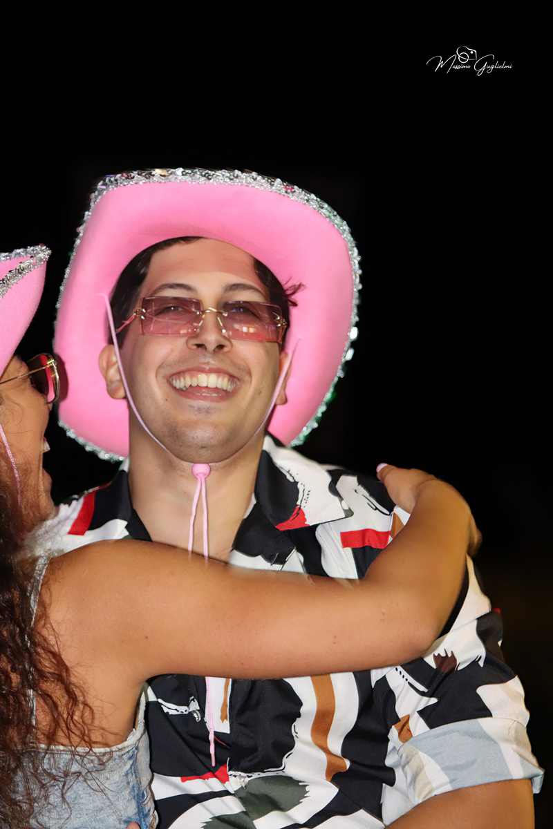 Energia, allegria, musica, cibo e una camminata per le vie della citta'