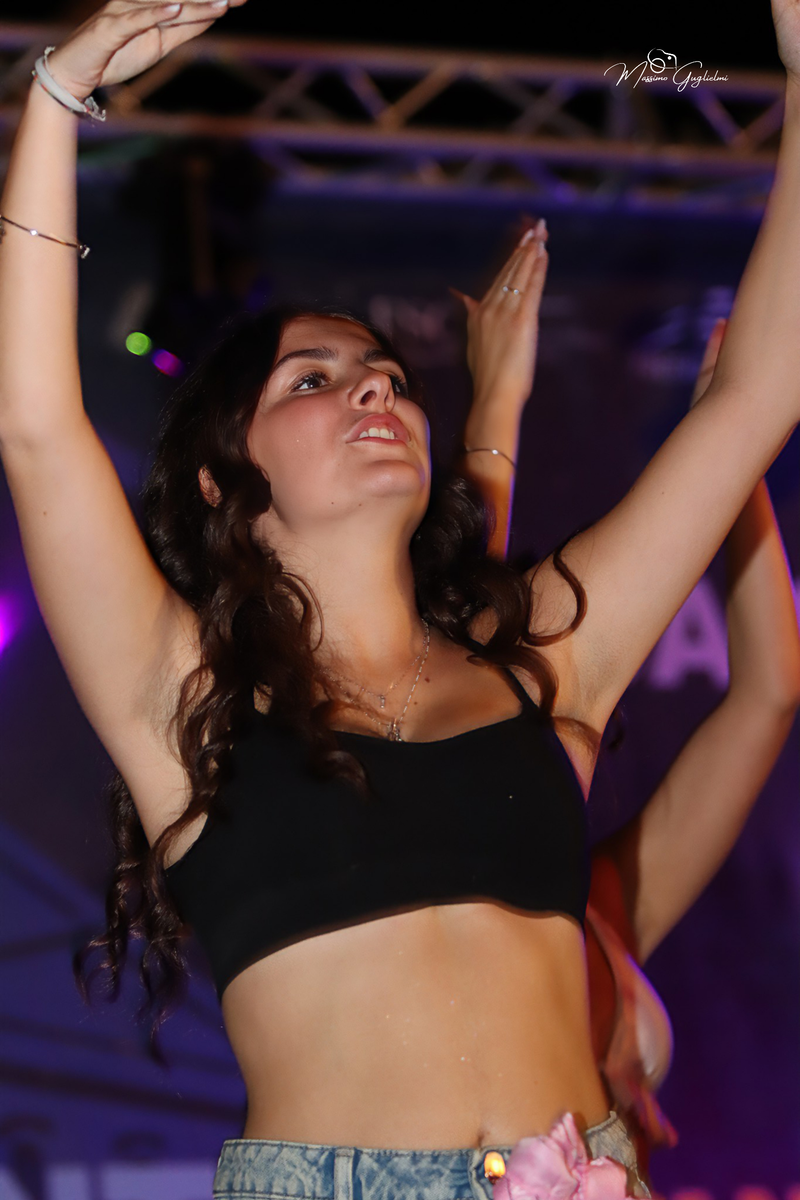 Energia, allegria, musica, cibo e una camminata per le vie della citta'