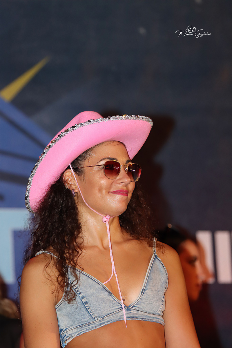 Energia, allegria, musica, cibo e una camminata per le vie della citta'