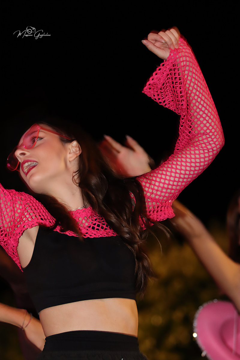 Energia, allegria, musica, cibo e una camminata per le vie della citta'