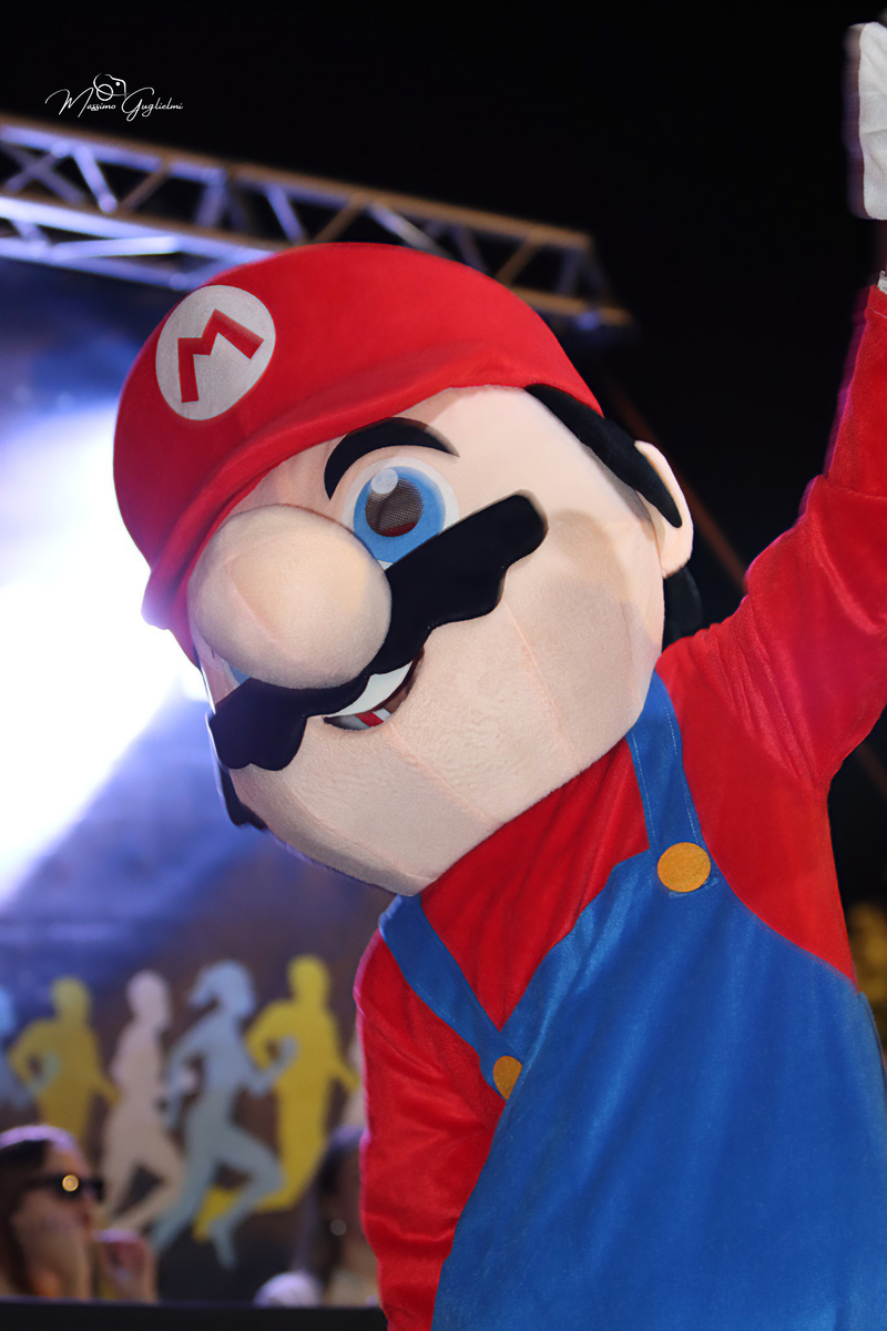 Energia, allegria, musica, cibo e una camminata per le vie della citta'