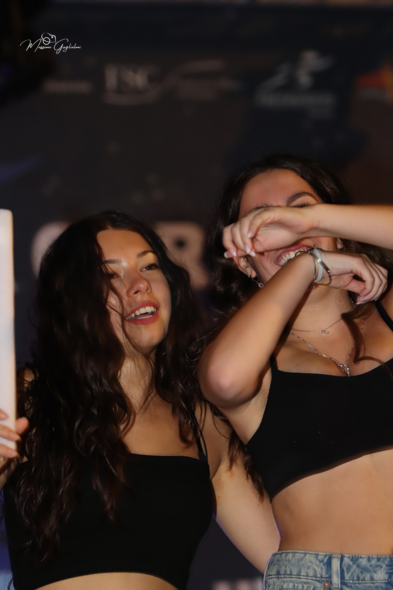 Energia, allegria, musica, cibo e una camminata per le vie della citta'