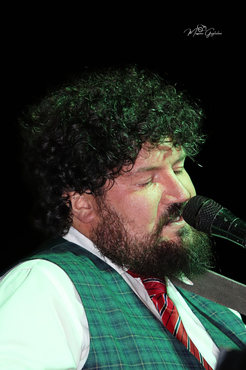 Energia, allegria, musica, cibo e una camminata per le vie della citta'