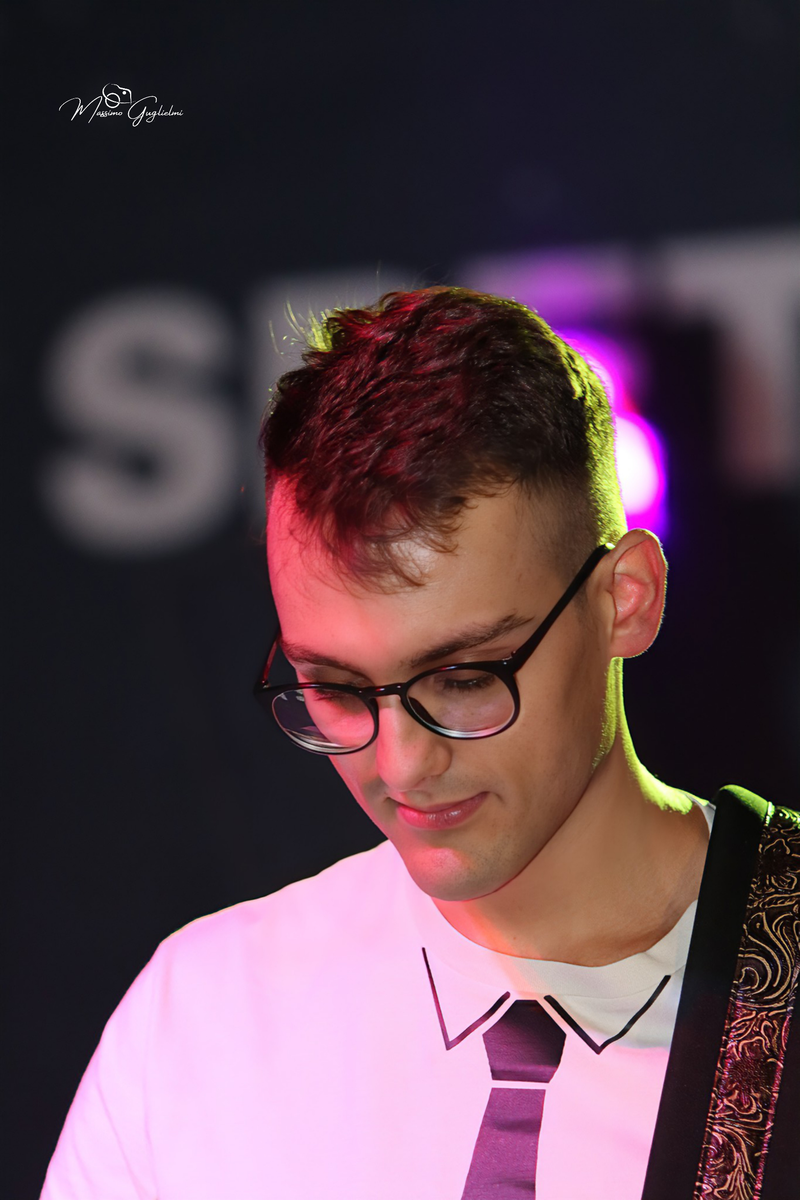 Energia, allegria, musica, cibo e una camminata per le vie della citta'