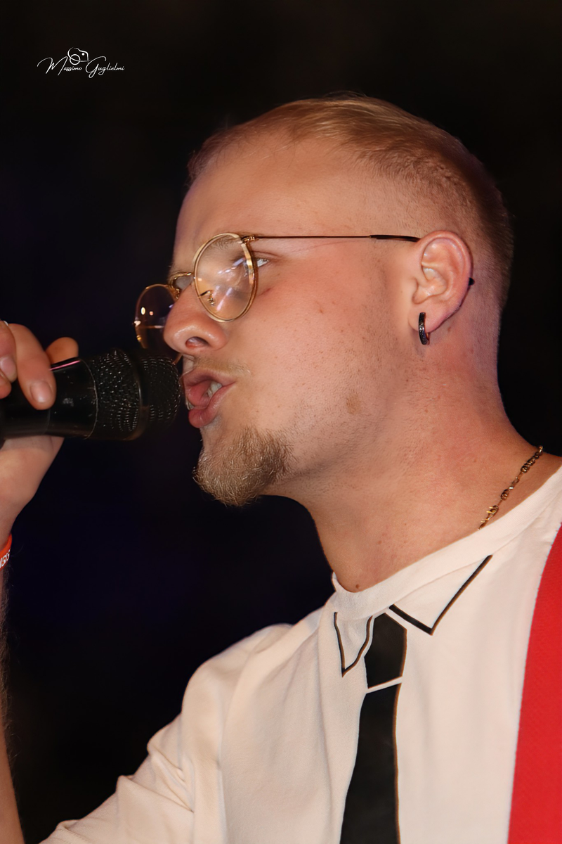 Energia, allegria, musica, cibo e una camminata per le vie della citta'