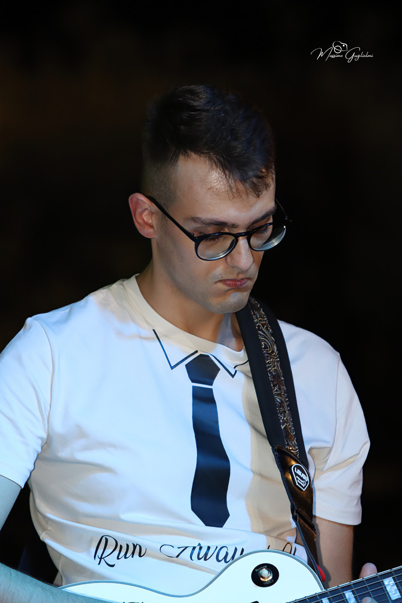 Energia, allegria, musica, cibo e una camminata per le vie della citta'