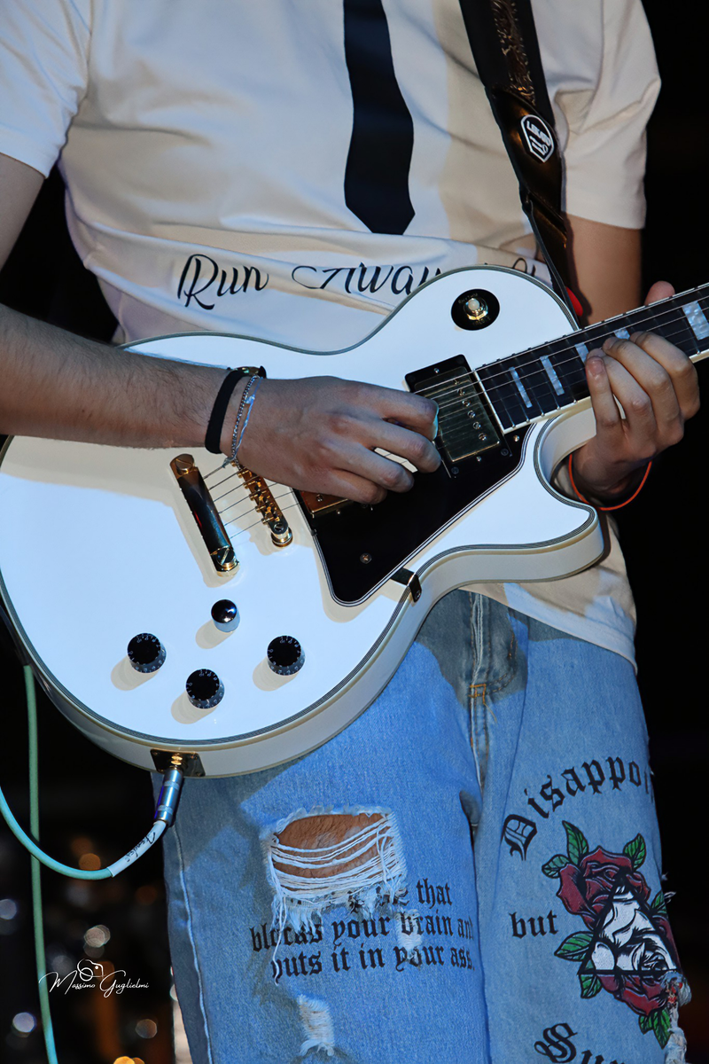 Energia, allegria, musica, cibo e una camminata per le vie della citta'