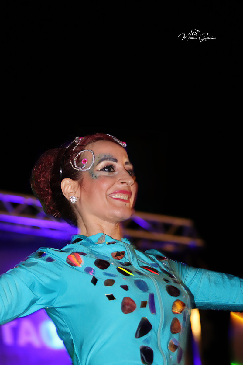 Energia, allegria, musica, cibo e una camminata per le vie della citta'