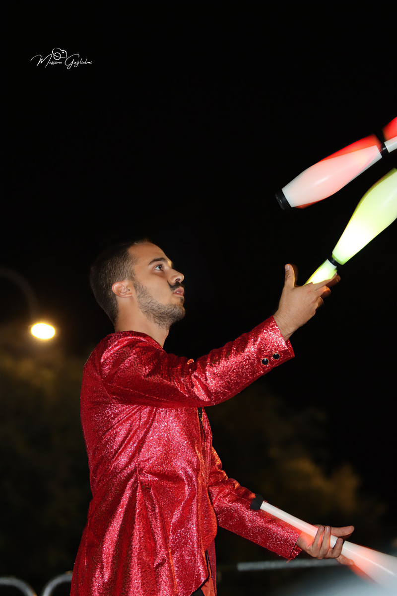 Energia, allegria, musica, cibo e una camminata per le vie della citta'