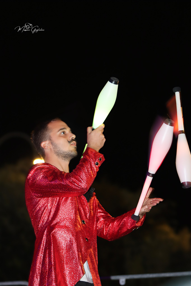 Energia, allegria, musica, cibo e una camminata per le vie della citta'