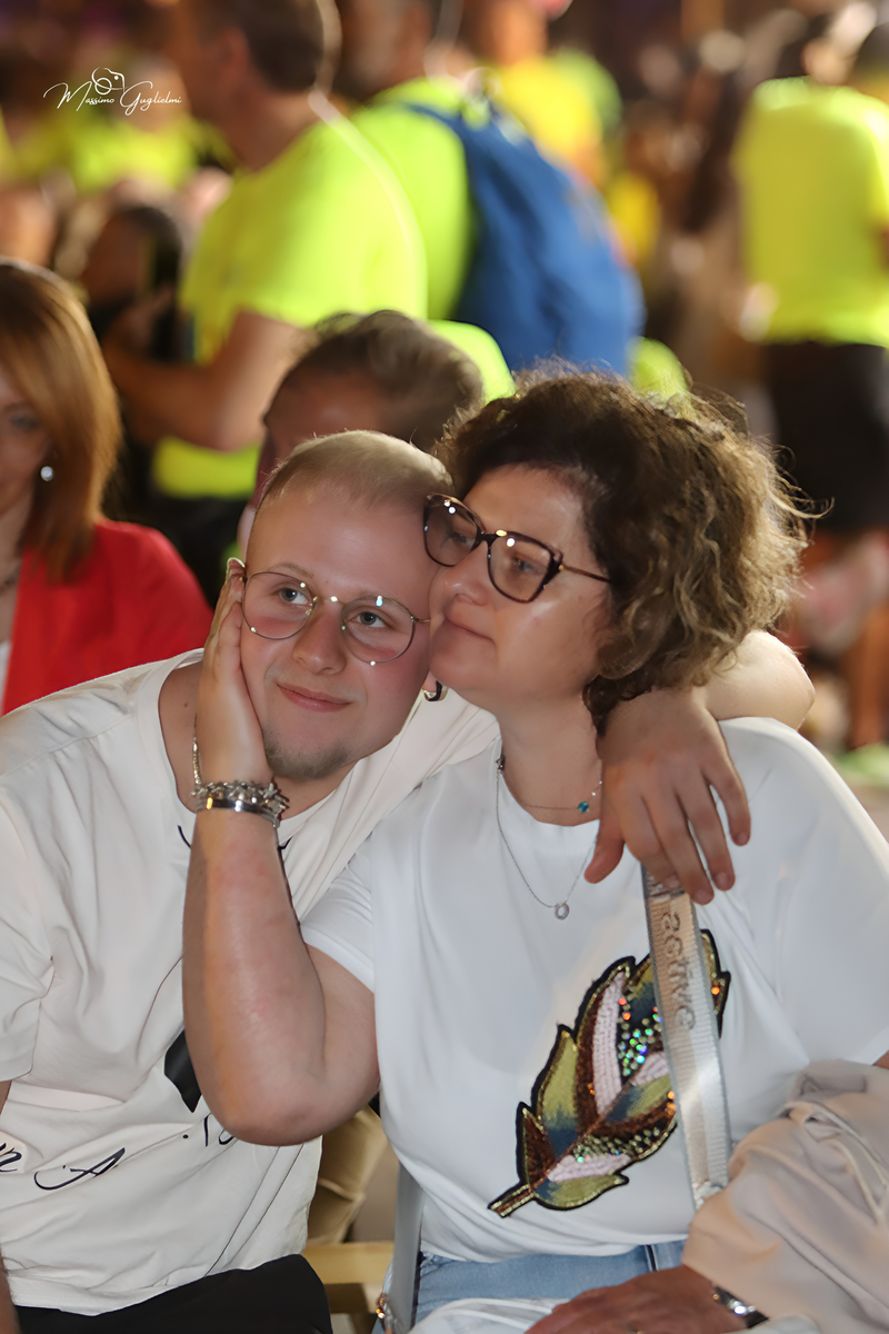 Energia, allegria, musica, cibo e una camminata per le vie della citta'