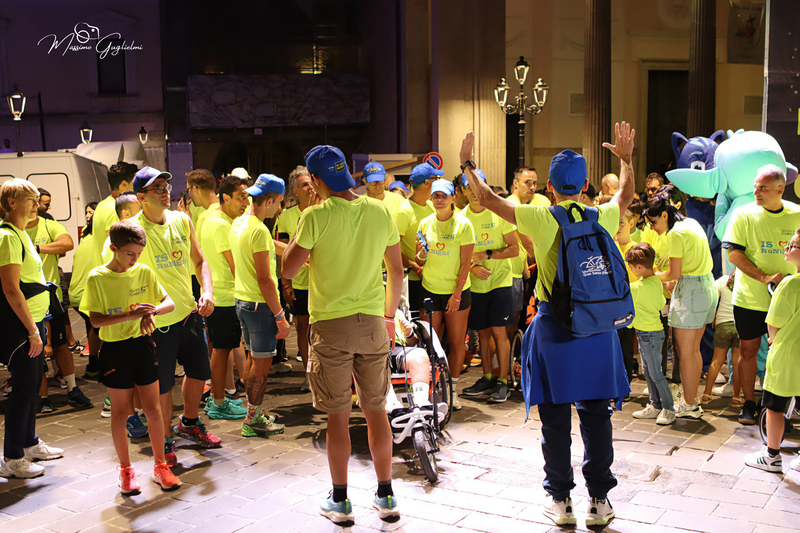 Energia, allegria, musica, cibo e una camminata per le vie della citta'