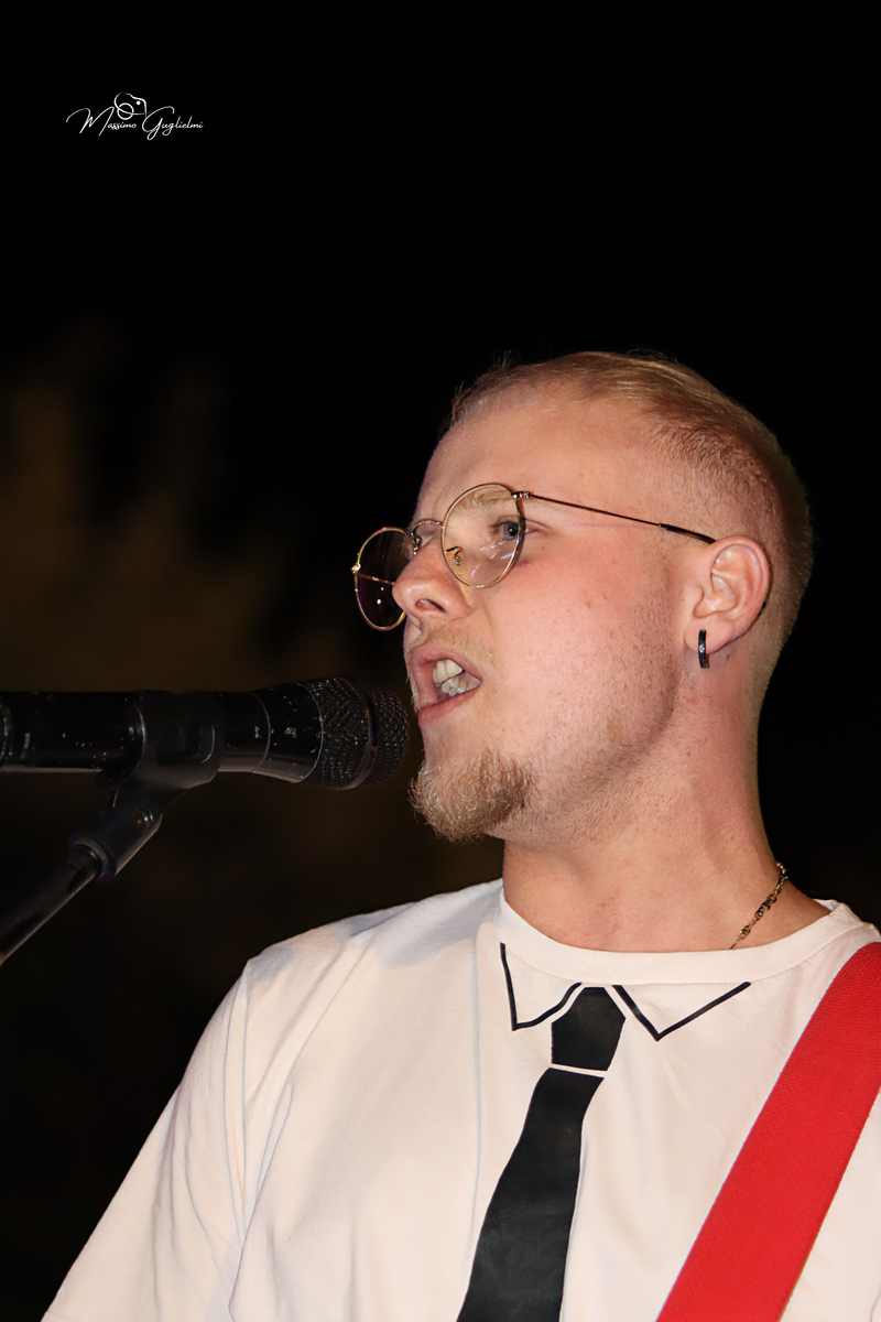 Energia, allegria, musica, cibo e una camminata per le vie della citta'