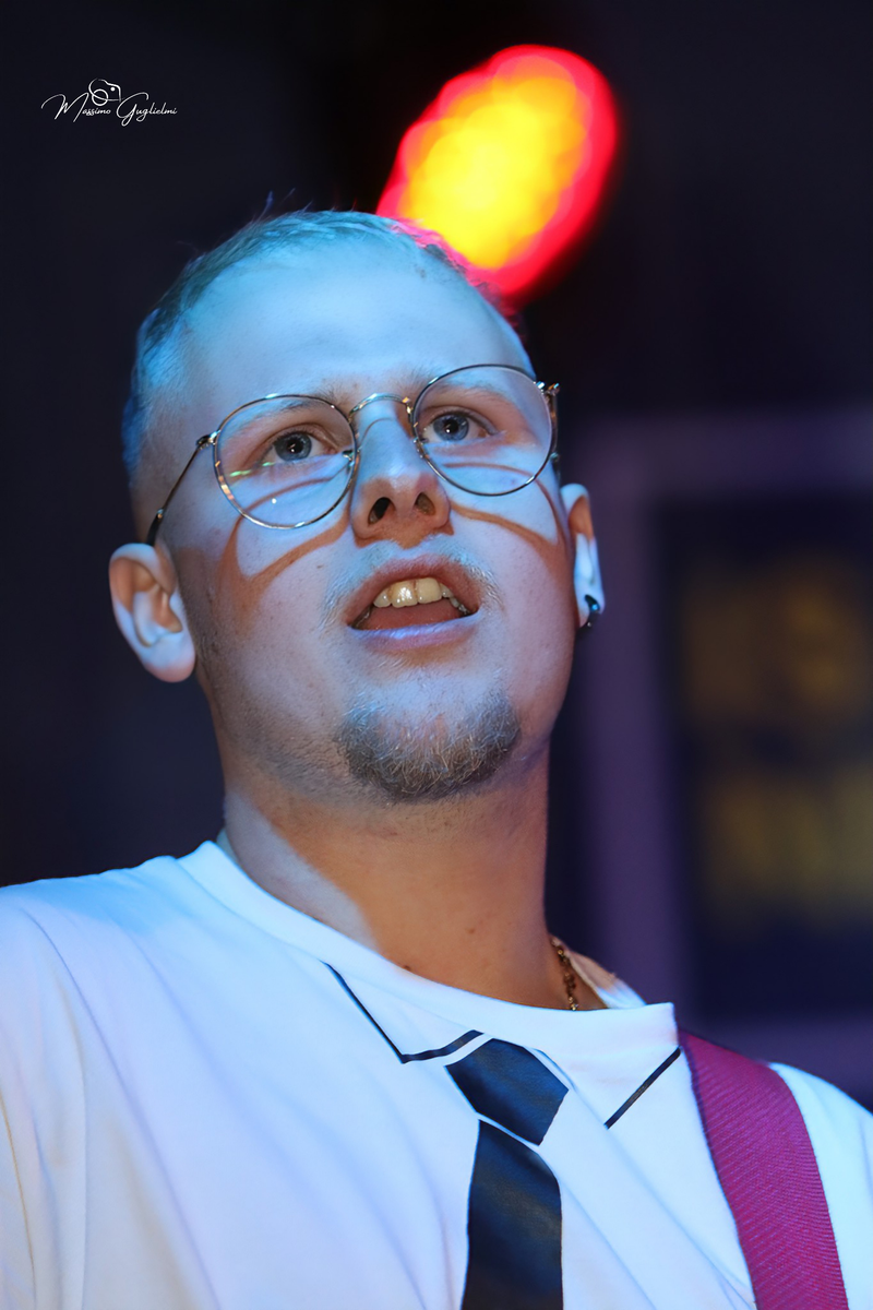 Energia, allegria, musica, cibo e una camminata per le vie della citta'