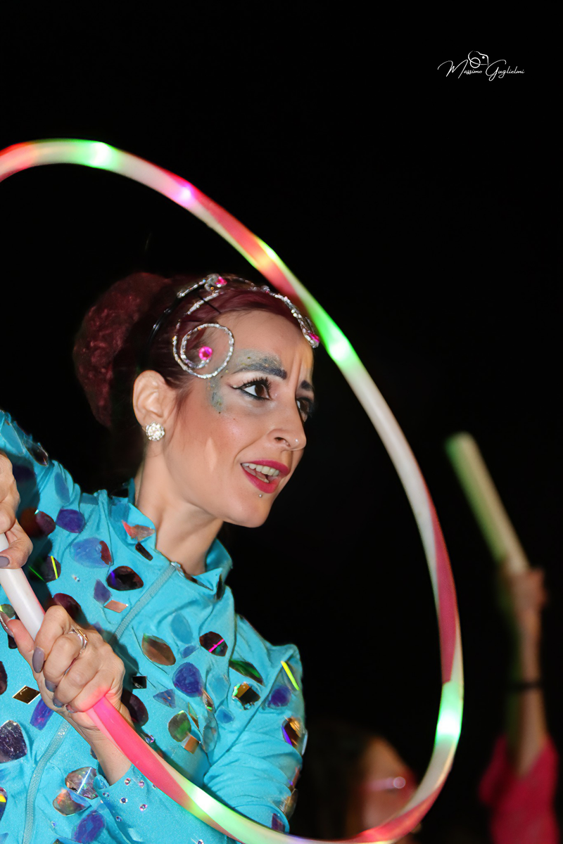 Energia, allegria, musica, cibo e una camminata per le vie della citta'