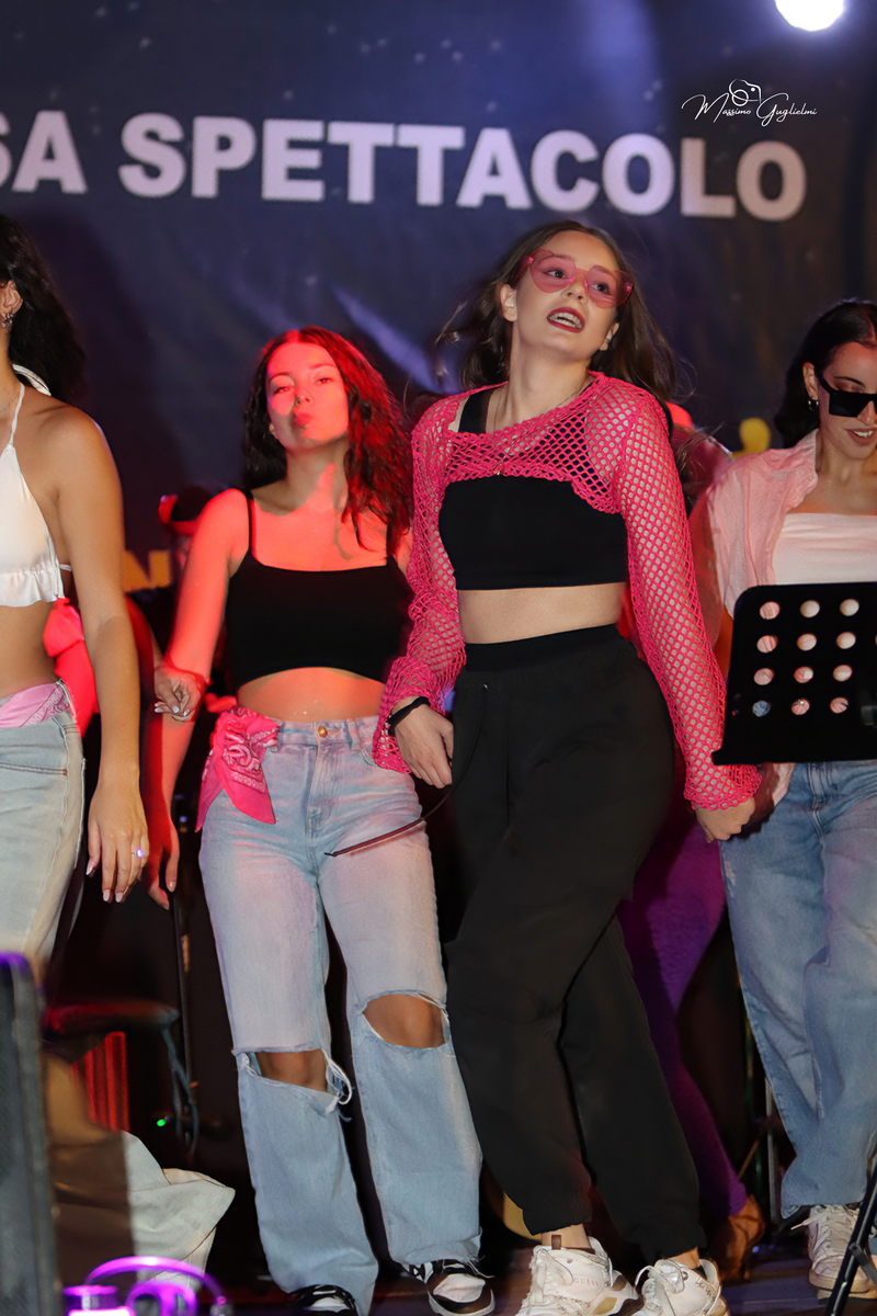 Energia, allegria, musica, cibo e una camminata per le vie della citta'