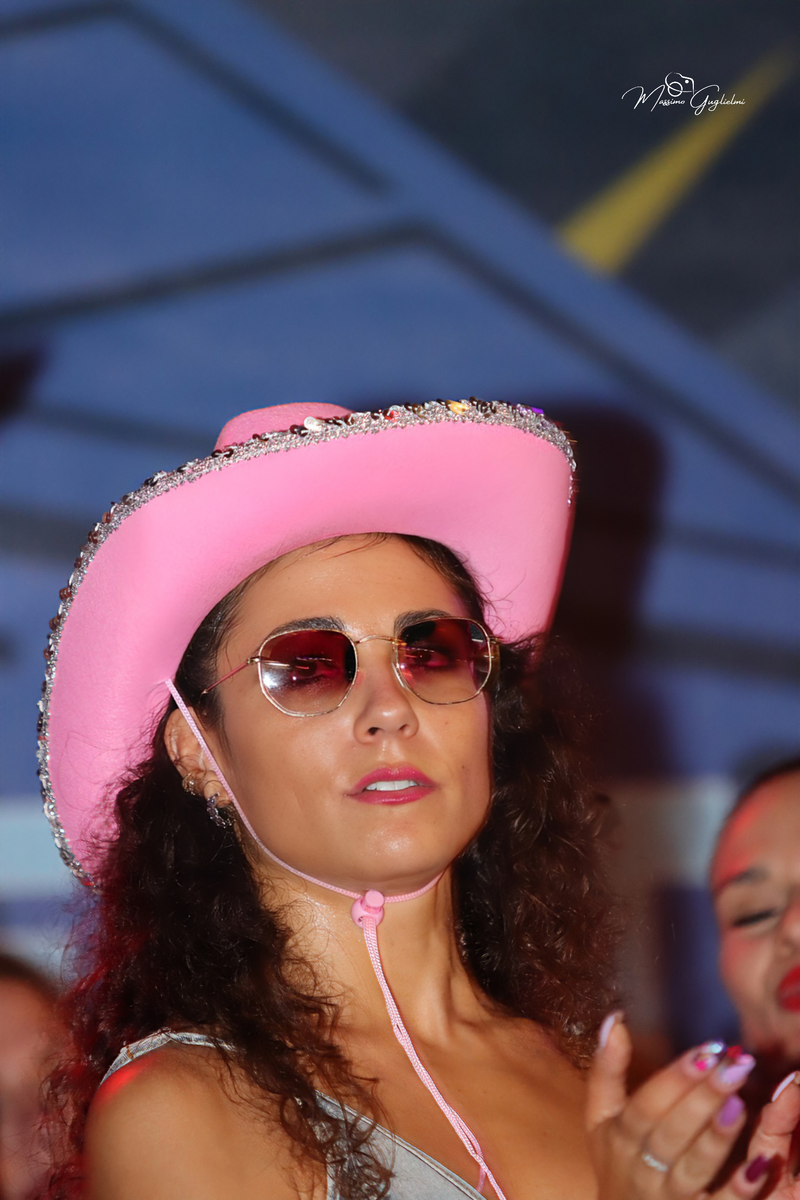 Energia, allegria, musica, cibo e una camminata per le vie della citta'