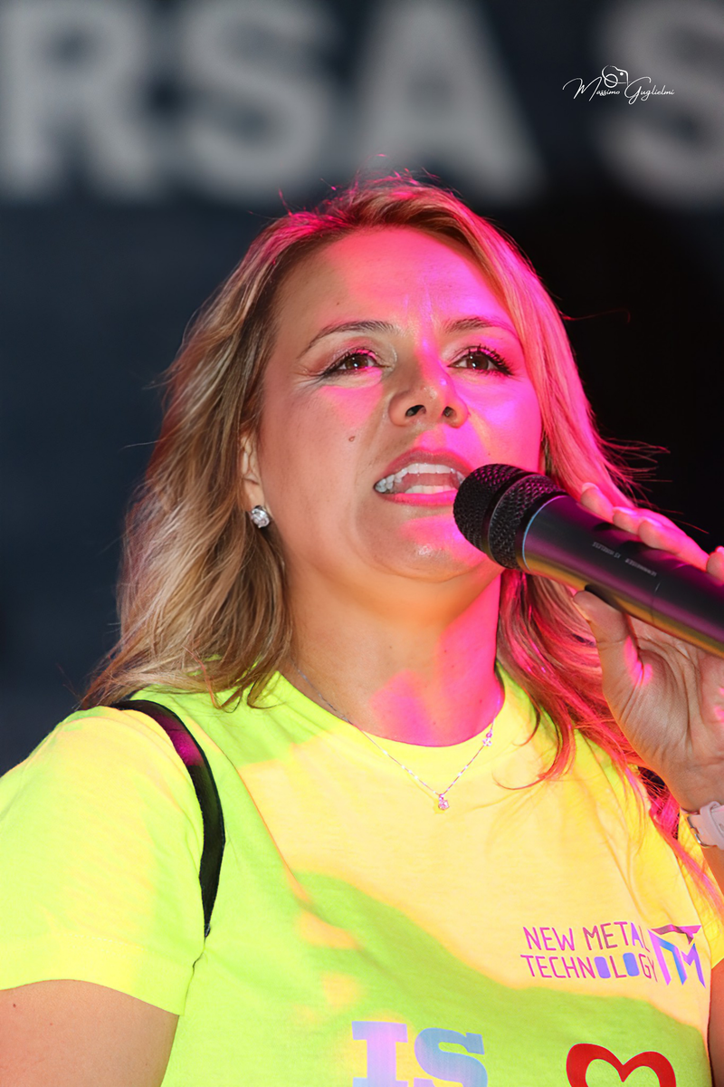 Energia, allegria, musica, cibo e una camminata per le vie della citta'